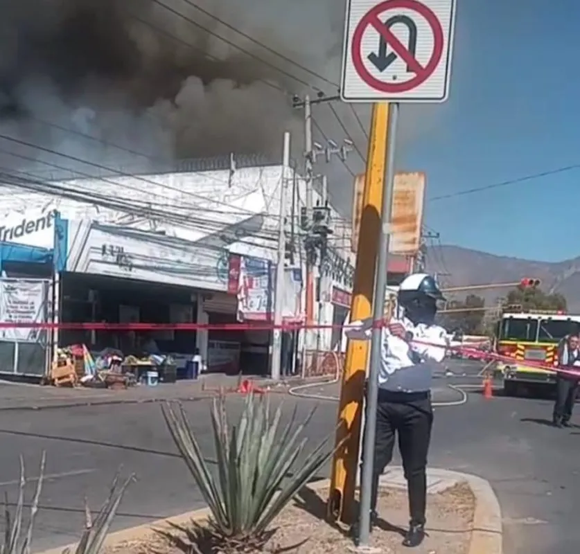Se incendia dulcería Cravioto en Pachuca
