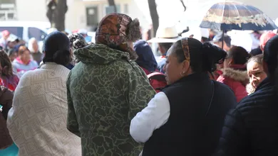 Personal de salud brinda atención preventiva ante infecciones respiratorias durante la temporada de frío en Hidalgo.