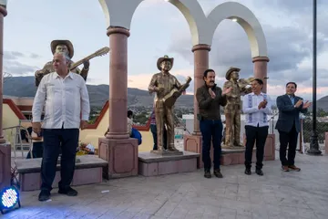 ASEH observa a Zimapán escultura inaugurada por secretario de Turismo federal