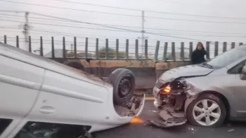 Carambola con tráiler y auto volcado en la autopista México-Pachuca.