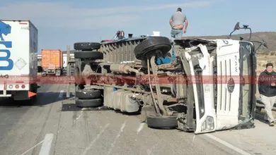 Dos personas resultaron lesionadas tras un choque entre unidades de carga en el Arco Norte; autoridades trabajan para liberar la vialidad.