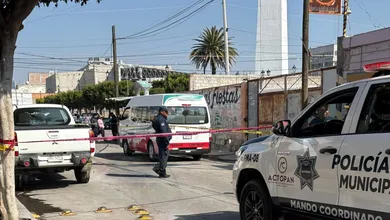 Unidad del transporte público acordonada tras fallecimiento de una pasajera en Actopan