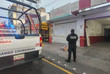 Atención: hallan a un hombre sin signos vitales en una vialidad de Pachuca; primeros reportes apuntan a una posible causa relacionada con alcohol.