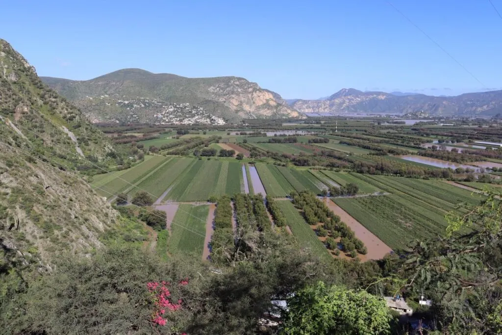 Rescatan a 29 personas en lanchas y entregan víveres en comunidades de Hidalgo