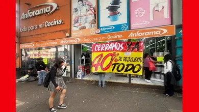 Sucursal de Anforama con anuncios de cierre definitivo y descuentos de liquidación en mercancía.