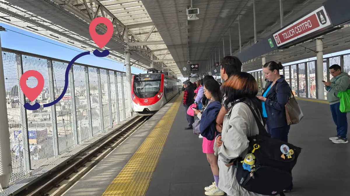 Usuarios abordan el Tren Interurbano México-Toluca “El Insurgente” desde la estación Observatorio.