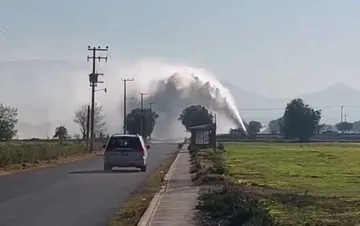 Reportan fuga de agua en Tezontepec de Aldama, cierran la carretera