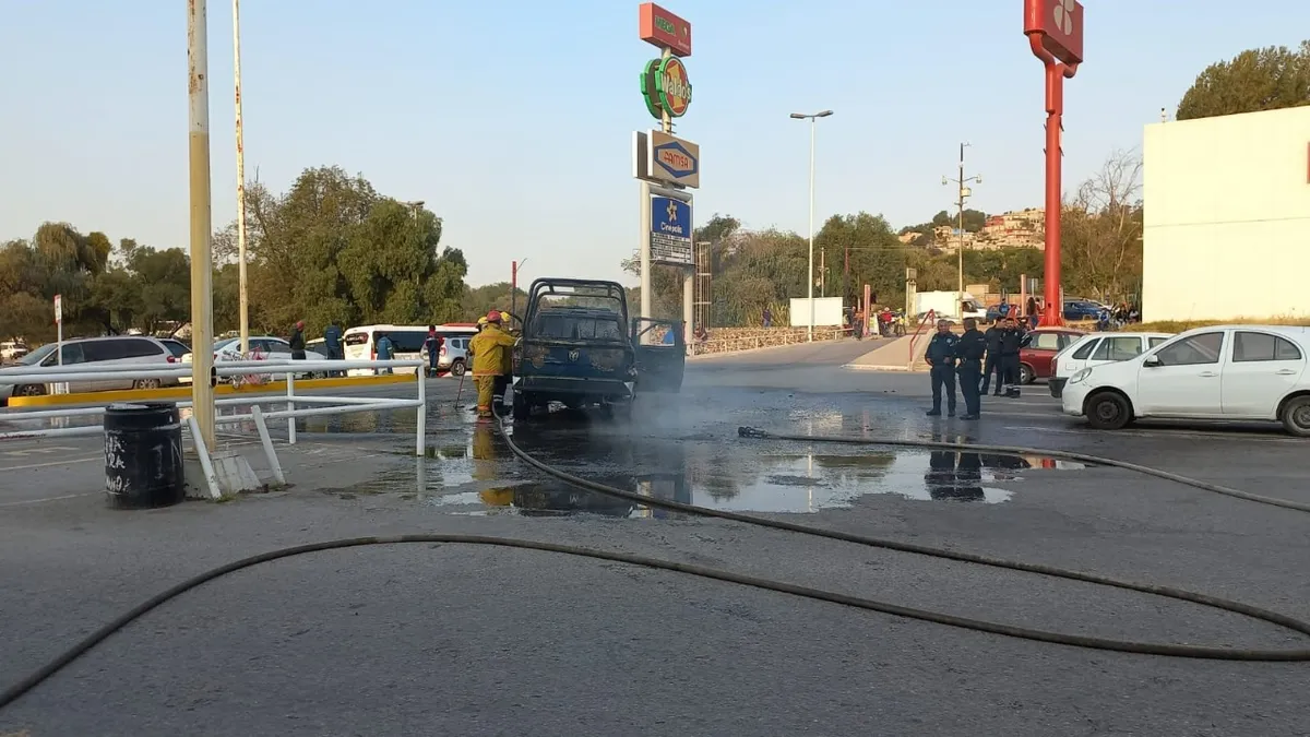 Video: Balacera en Plaza comercial de Tepeji; incendian patrulla