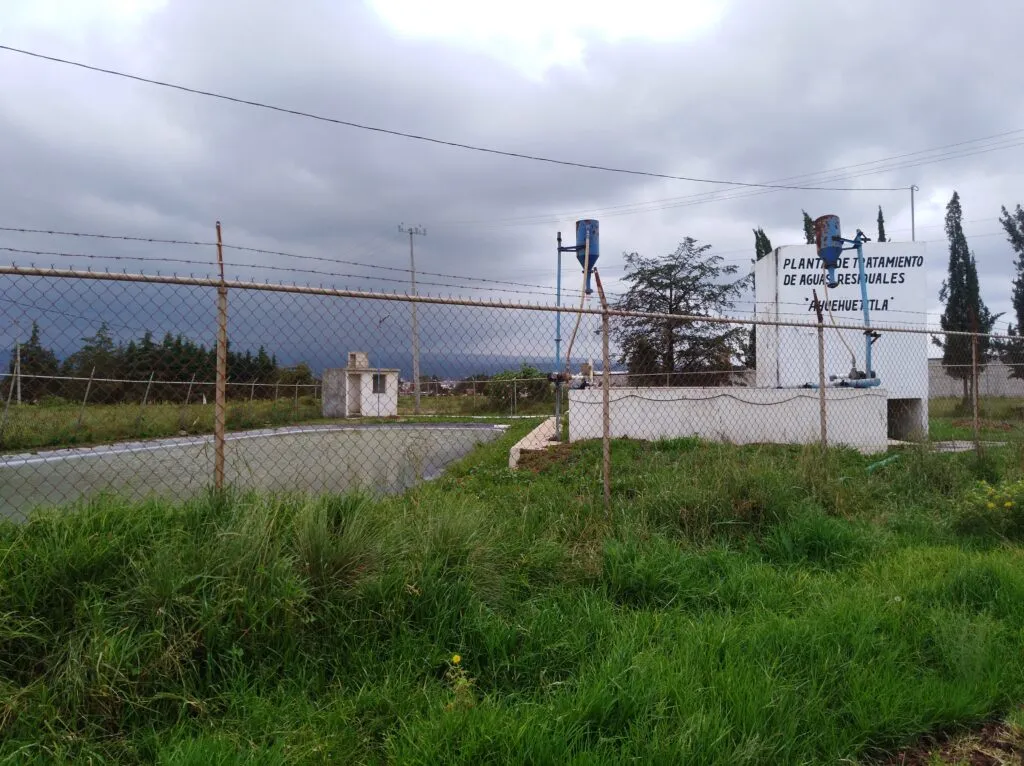 Regreso a clases en Tulancingo con riesgo sanitario: alumnos caminan entre residuos de planta tratadora