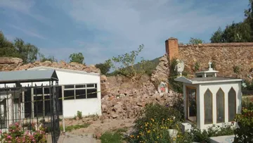 El derrumbe de una barda perimetral ocasionó daños en varias sepulturas del Panteón Municipal de Pachuca.