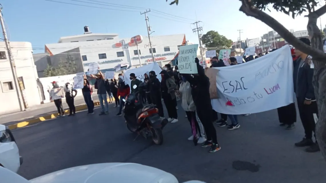 ¡Ahora en Actopan! Marchan estudiantes de la UAEH