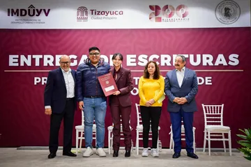Tizayuca entrega escrituras a 27 familias y suma 51 durante 2026