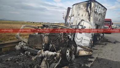 Camión tipo torton incendiado sobre el Arco Norte