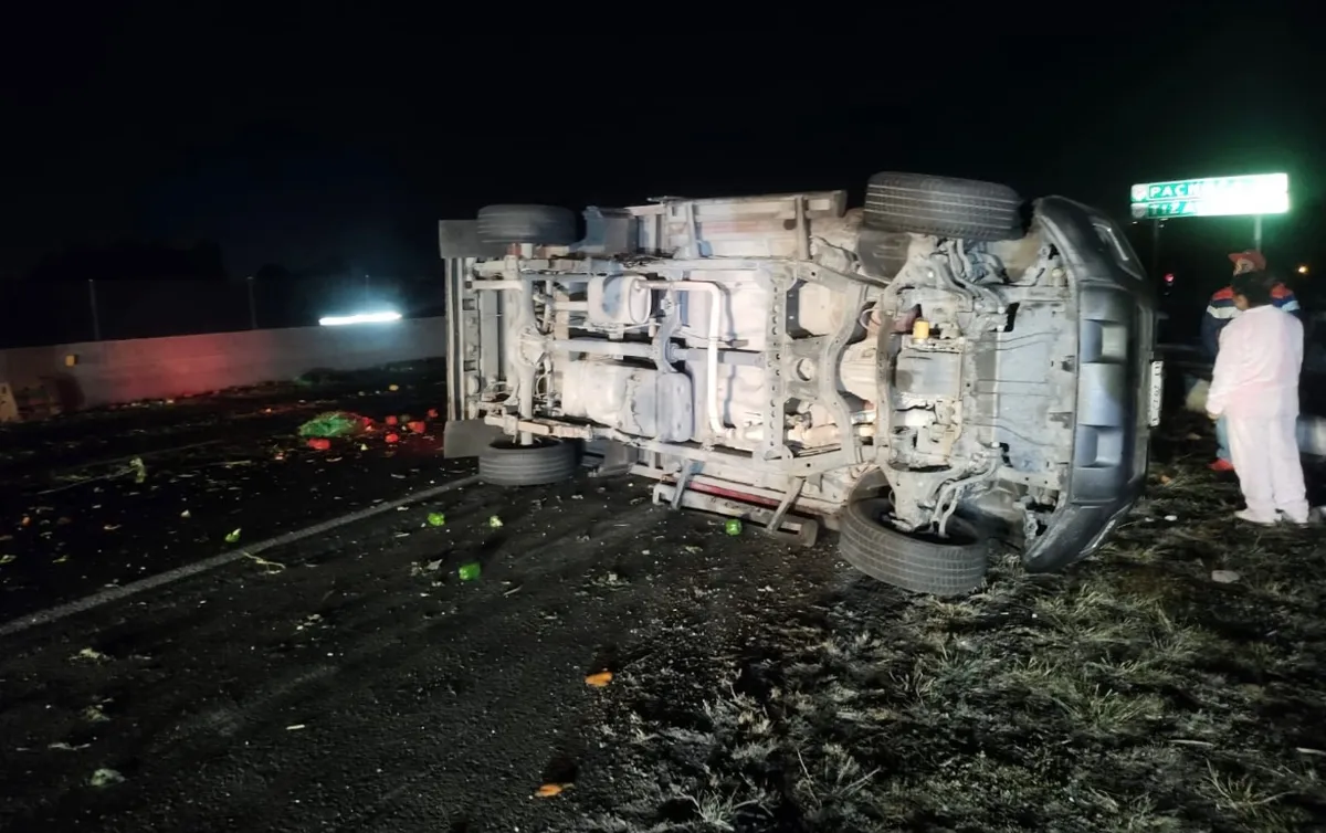 Camioneta vuelca sobre la autopista México-Pachuca
