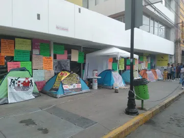 Tulancingo: van 2 meses de plantón vs comercio chino; instalan Liverpool Express