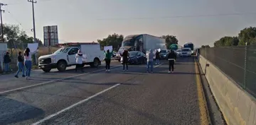 Bloqueo autopista México-Pachuca: padres de familia cierran la vialidad