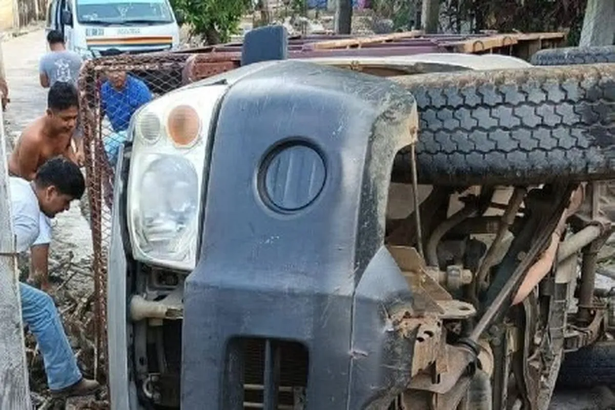 Volcadura de camioneta en Atlapexco