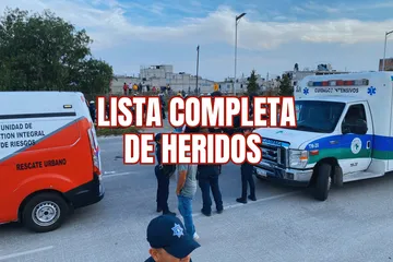 Choque de Urvan colapsa la vialidad. 💥 Unidades de emergencia laboran en el Bulevar Minero tras un fatal percance de transporte público. Revisa los nombres y hospitales de los heridos aquí.