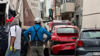Camión de basura daña vehículo estacionado en el centro; municipio se compromete a pagar los daños