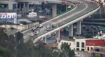 Pachuca: volcadura en el bulevar Colosio provoca tráfico y movilización de emergencias