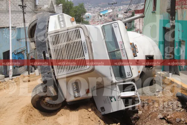 Camión revolvedor volcado