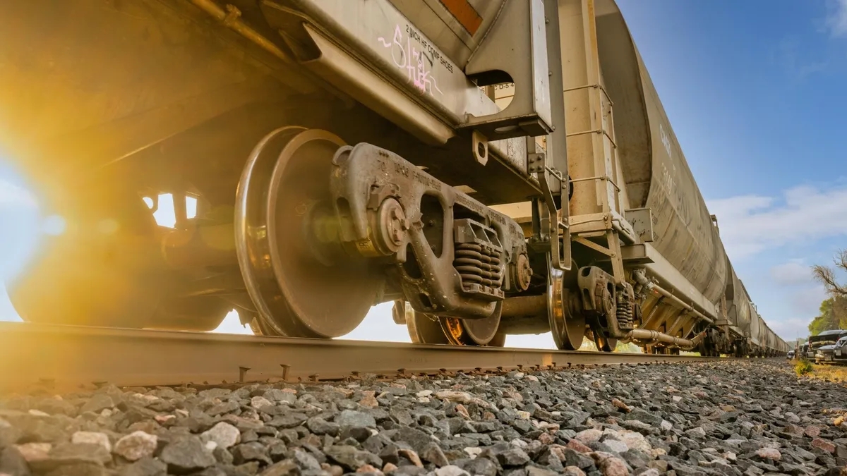 Avances en proyectos ferroviarios y liberación de derechos de vía