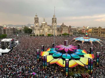 Sonideros hacen retumbar el Zócalo con megabailongo