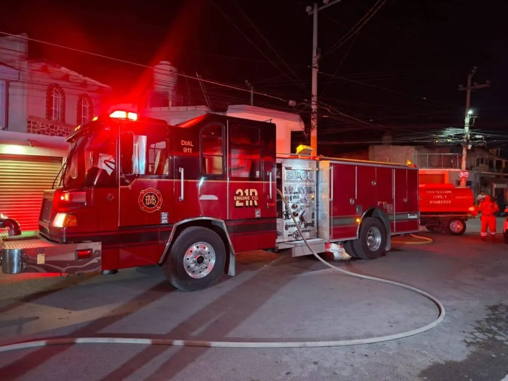 Veladora provoca incendio en vivienda de Mixquiahuala; bomberos logran controlarlo