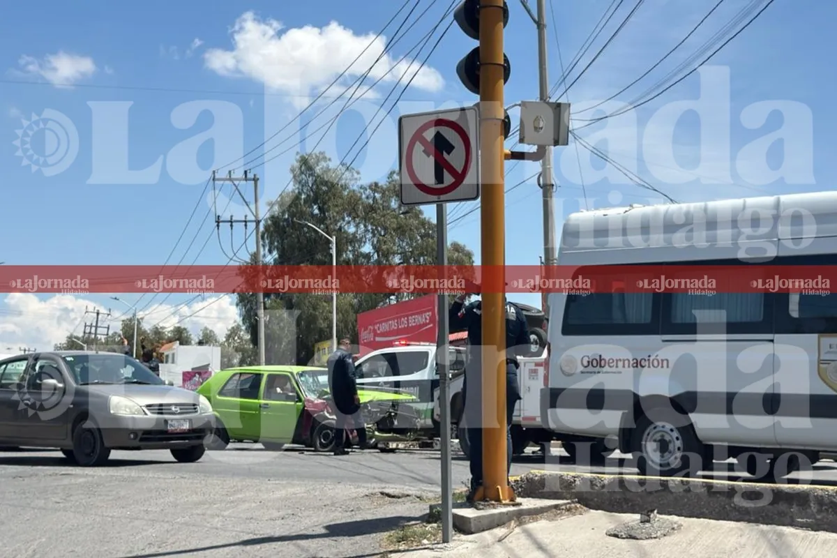 Choque entre patrulla y automóvil