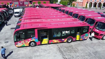 Invadir el carril exclusivo puede salir caro. Tras varios percances recientes, el Tuzobús lanzó un nuevo llamado a conductores.