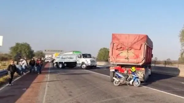 Campesinos y transportistas bloquean la autopista Arco Norte.