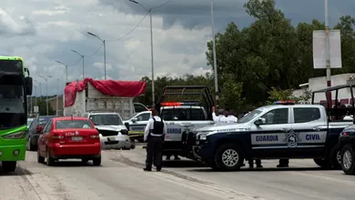 La víctima caminaba sobre la vialidad cuando no logró evadir el impacto de la unidad