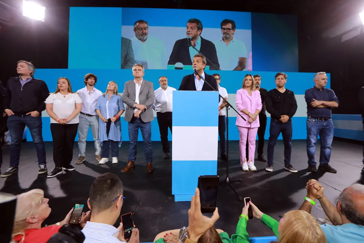 Sergio Massa reconoce victoria de Javier Milei en elección presidencial de Argentina