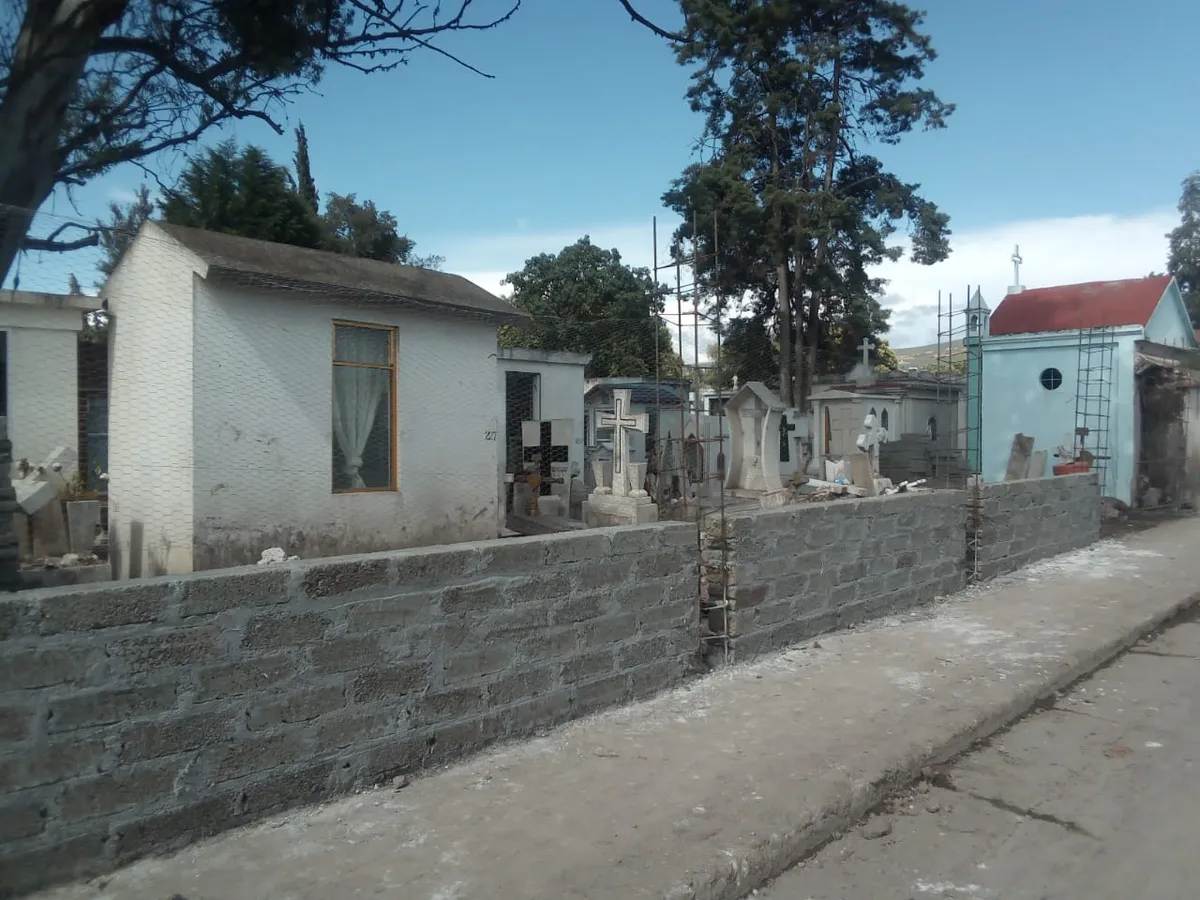 Sin reparar barda del panteón en Tulancingo, se asoman huesos