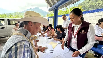 Autoridades realizan reunión informativa con familias para proceso de reubicación en Hidalgo.