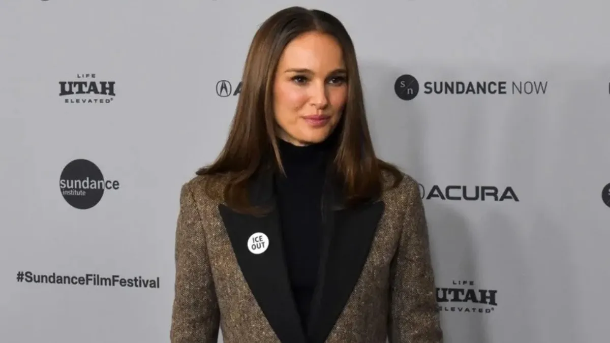 Natalie Portman durante el Festival de Sundance luciendo un pin en protesta contra las acciones de ICE.
