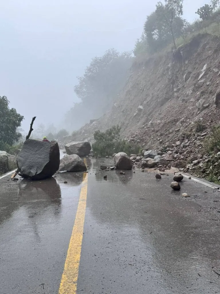 Lluvias en Ixmiquilpan dejan derrumbes, caída de árboles y postes y deslaves