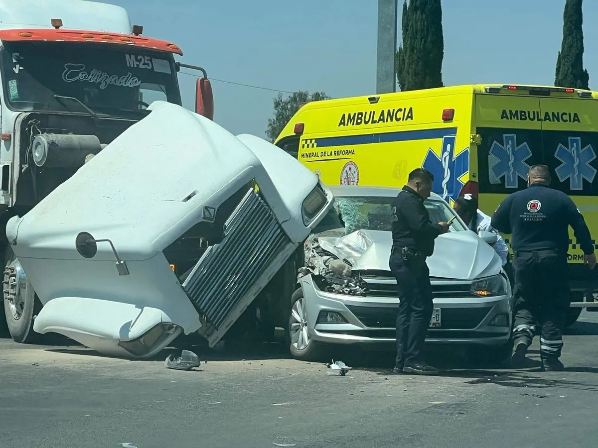 Fuerte accidente en la Pachuca-Tulancingo: tráiler y auto involucrados