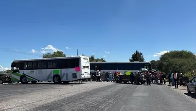 Padres bloquean carretera en Madero por falta de director escolar.