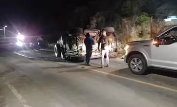 Exdiputado del GPI vuelca su auto en la Pachuca-Estanzuela; lo dejan libre y se va manejando