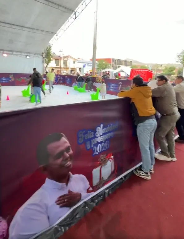 Alcalde de Cuautepec manda personalizar pista de hielo con su imagen