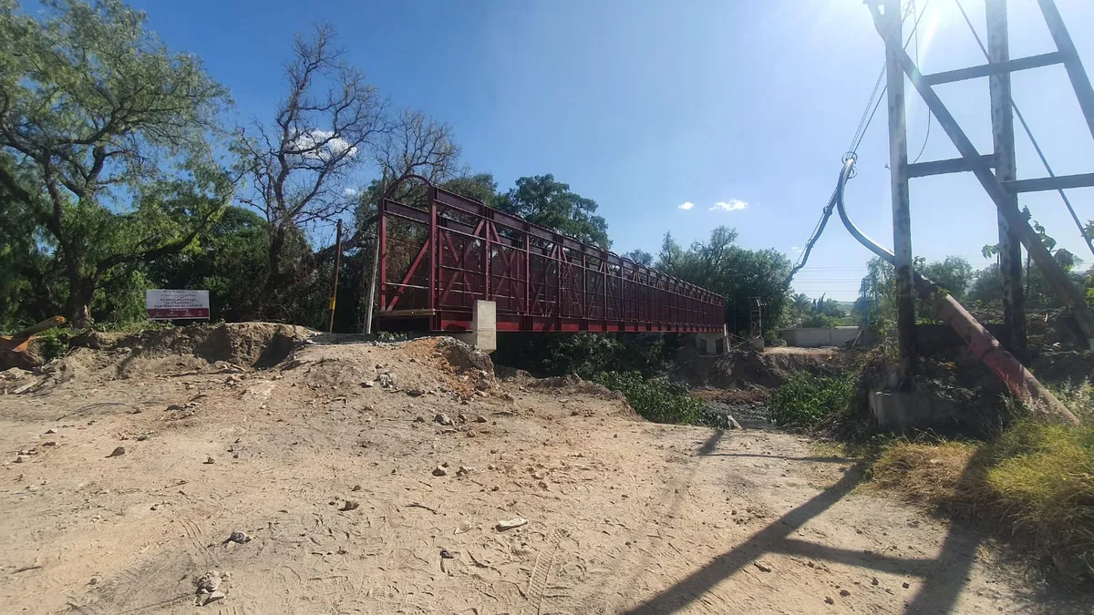 Reconstruyen puente en Tula tras daños por inundación de 2021