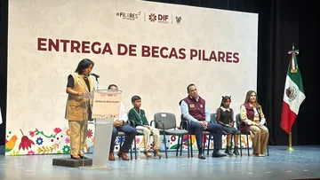Entrega de becas PILARES en Hidalgo