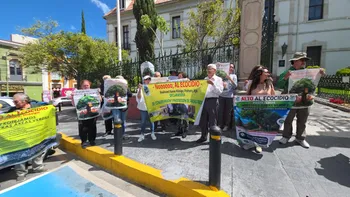 “¡No al ecocidio!”: vecinos de Pachuca se manifiestan por más de 100 árboles que temen perder por obra