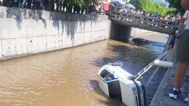 La escena sorprendió a vecinos de Ixmiquilpan tras hallar un vehículo dentro de un cauce en la calle Pallares.