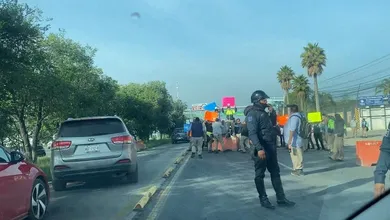 Protesta de trabajadores de Alpura en carretera México-Pachuca con bloqueo parcial de carriles.