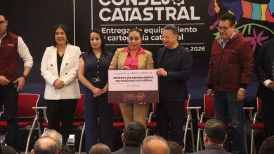 Entrega de equipo y cartografía catastral