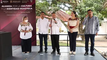 Julio Menchaca firma convenio para entregar uso del Centro Cultural Nicandro Castillo a Huejutla