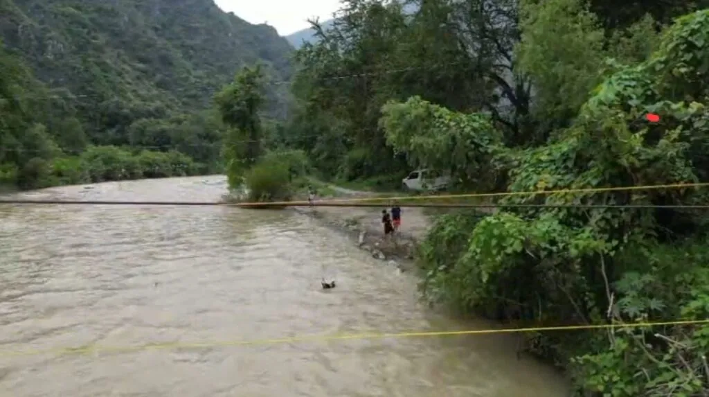[VIDEO] Cruzan un ataúd por una tirolesa en Hidalgo: el río los dejó sin paso seguro