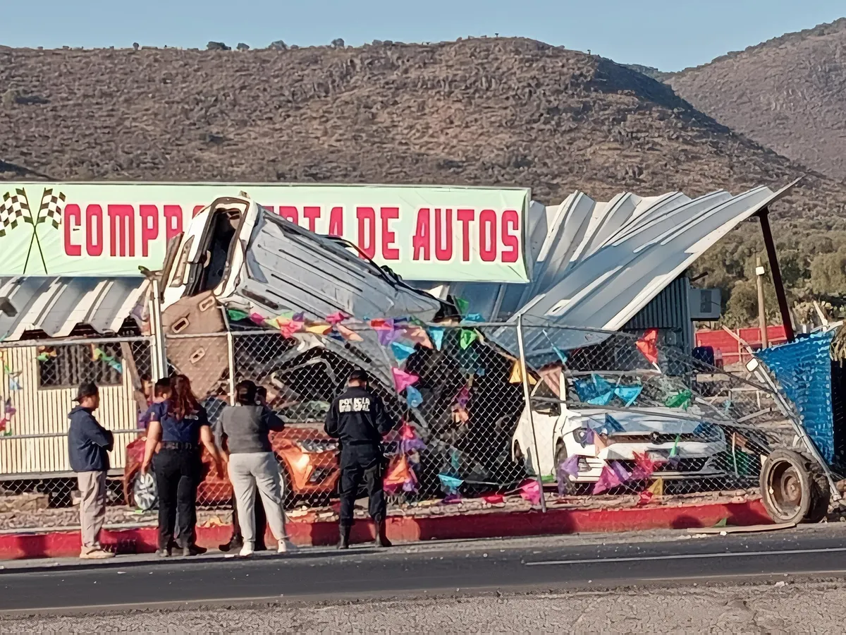 Camioneta vuelca y cae en lote de autos en Tlanalapa